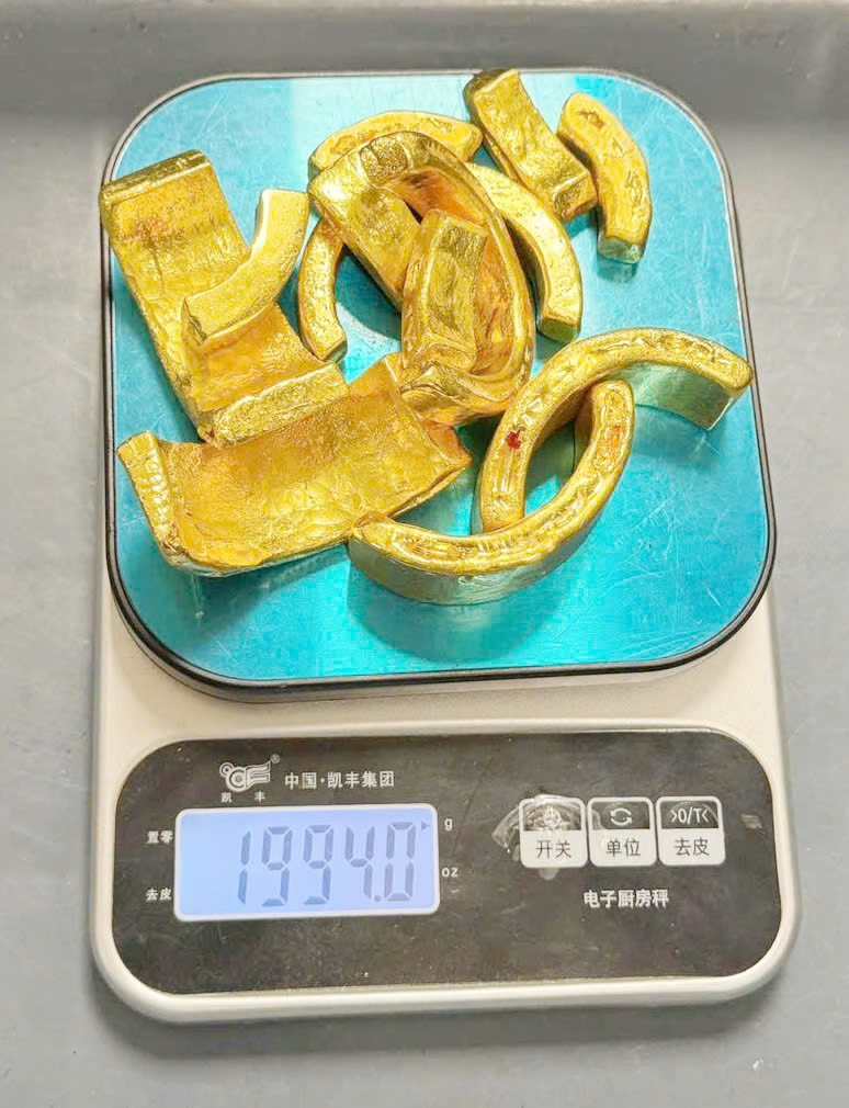 Tang vật gần 2 kg v&agrave;ng. (Ảnh: Đ.P)