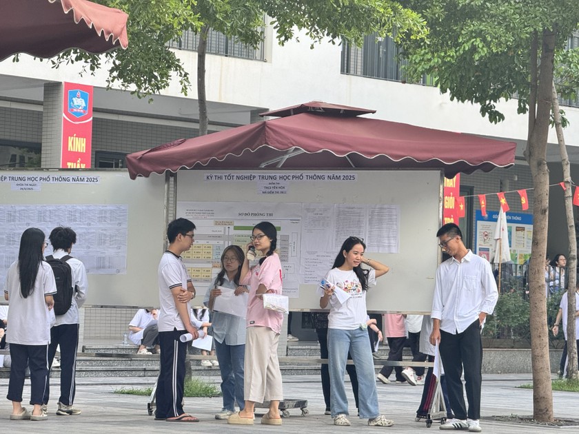 Th&iacute; sinh đến sớm, xem lại số b&aacute;o danh trong l&uacute;c chờ gọi v&agrave;o ph&ograve;ng thi.