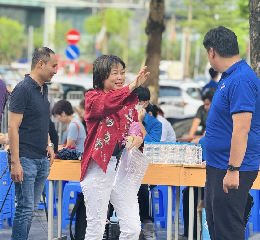Những c&aacute;i vẫy tay động vi&ecirc;n từ phụ huynh ở ph&iacute;a trước điểm thi