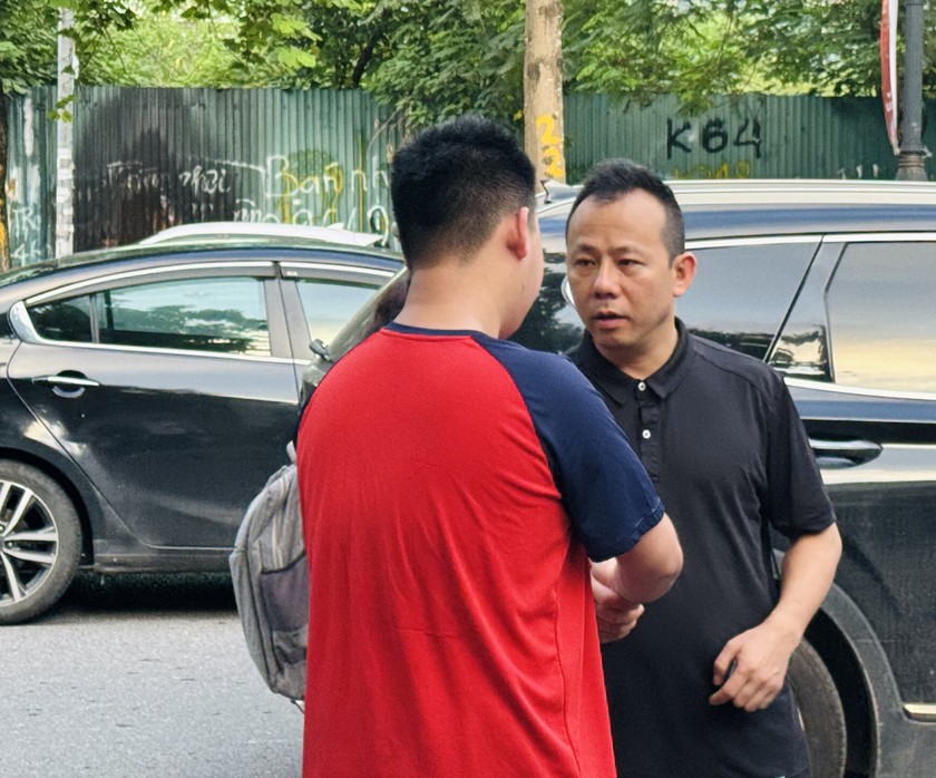 Phụ huynh bắt tay tiếp sức con trước khi v&agrave;o ph&ograve;ng thi.