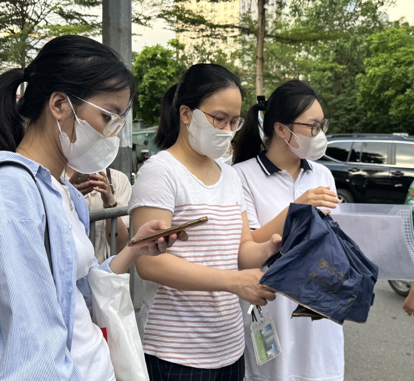 Nhiều phụ huynh sau khi con v&agrave;o ph&ograve;ng thi vẫn n&aacute;n lại để chờ đến khi bắt đầu t&iacute;nh giờ l&agrave;m b&agrave;i mới y&ecirc;n t&acirc;m ra về.