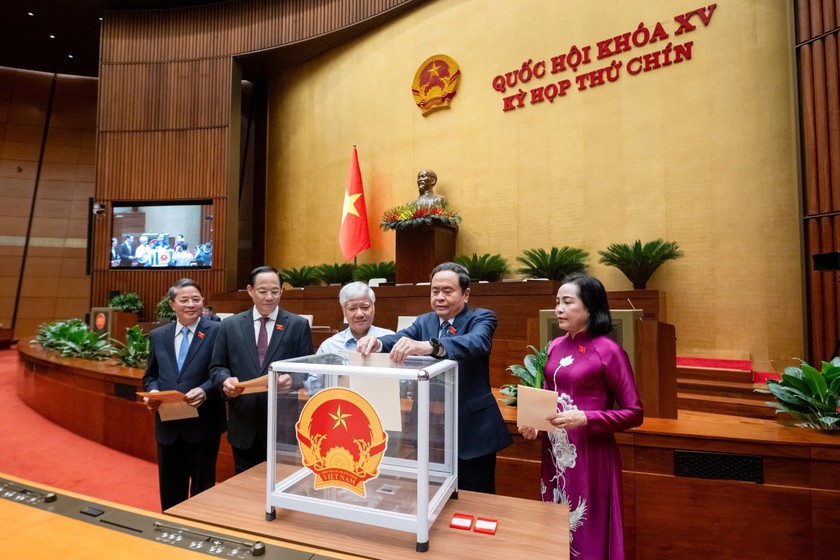 Chủ tịch Quốc hội v&agrave; c&aacute;c l&atilde;nh đạo Quốc hội bỏ phiếu. (Ảnh: Cổng TTĐTQH)