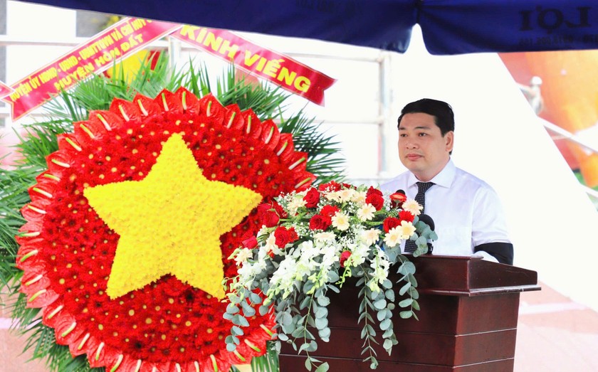 Ph&oacute; Chủ tịch UBND tỉnh Ki&ecirc;n Giang L&ecirc; Trung Hồ đọc Điếu văn truy điệu, an t&aacute;ng h&agrave;i cốt liệt sĩ