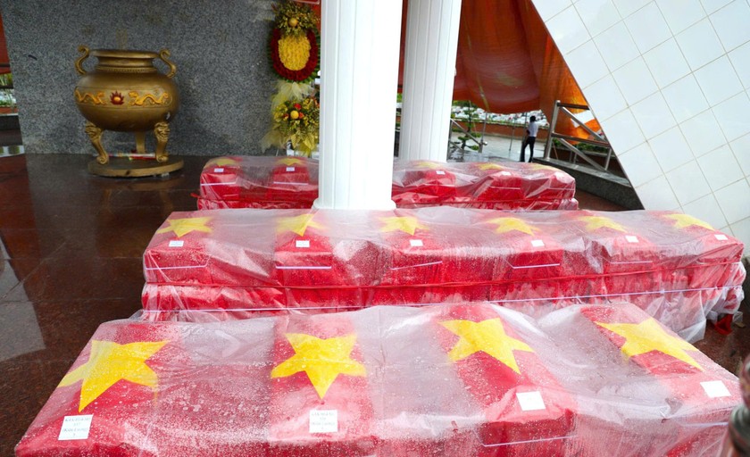 H&igrave;nh ảnh trang trọng trong Lễ truy điệu v&agrave; an t&aacute;ng h&agrave;i cốt liệt sĩ qu&acirc;n t&igrave;nh nguyện v&agrave; chuy&ecirc;n gia Việt Nam hy sinh trong c&aacute;c thời kỳ chiến tranh tại Campuchia v&agrave; trong nước