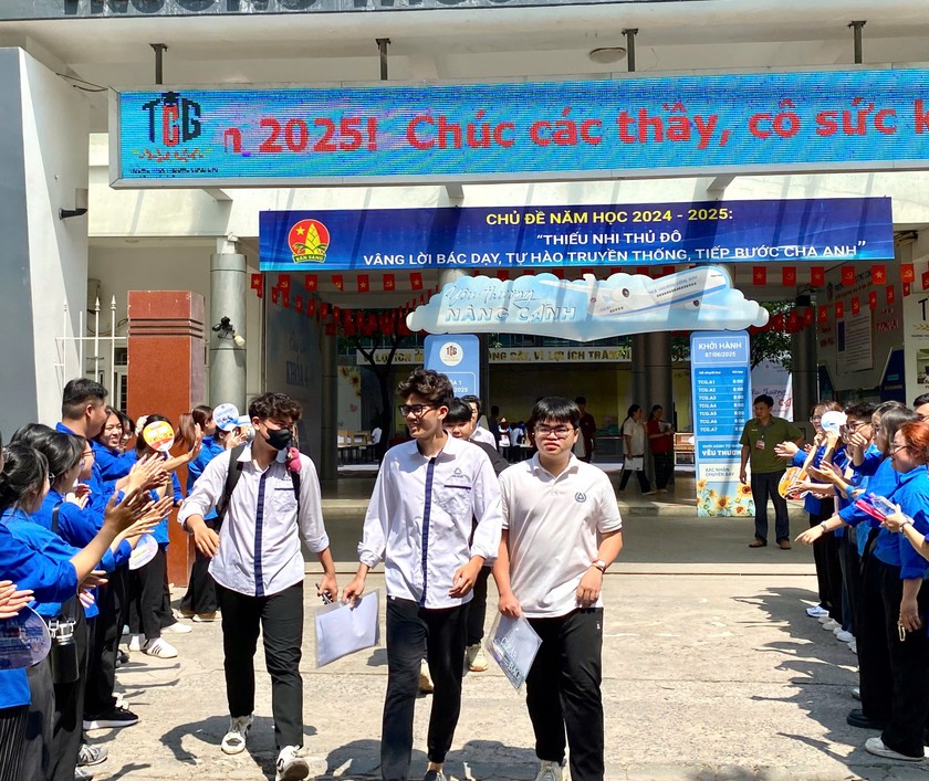Th&iacute; sinh kết th&uacute;c ng&agrave;y đầu ti&ecirc;n của kỳ thi THPT Quốc gia 2025.