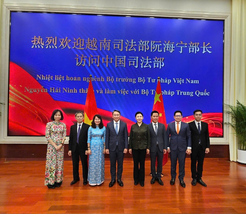 Bộ trưởng Bộ Tư ph&aacute;p Trung Quốc Hạ Vinh v&agrave; Bộ trưởng Bộ Tư ph&aacute;p Việt Nam Nguyễn Hải Ninh v&agrave; c&aacute;c th&agrave;nh vi&ecirc;n Đo&agrave;n c&ocirc;ng t&aacute;c