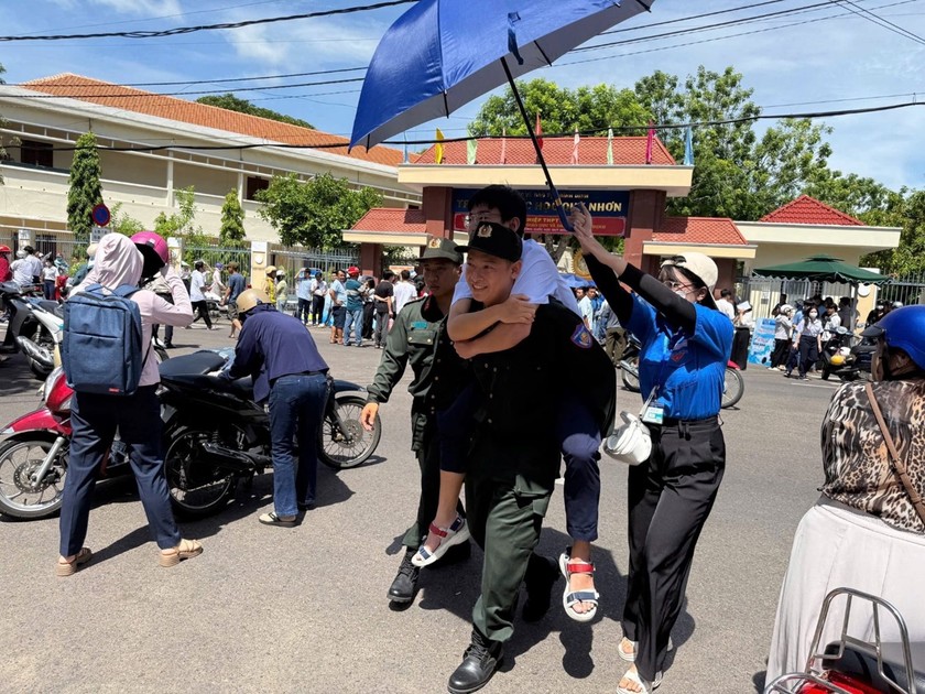 C&aacute;c sĩ quan cảnh s&aacute;t thuộc Trung đo&agrave;n Cảnh s&aacute;t Cơ động Nam Trung Bộ hỗ trợ th&iacute; sinh Đ.V.P, người bị chấn thương ở ch&acirc;n, bằng c&aacute;ch gi&uacute;p em v&agrave;o ph&ograve;ng thi tại Trường Quốc học Quy Nhơn để đảm bảo em c&oacute; thể l&agrave;m b&agrave;i thi của m&igrave;nh.
