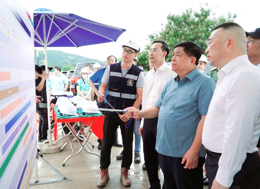Ph&oacute; Thủ tướng Nguyễn Ch&iacute; Dũng c&ugrave;ng đo&agrave;n c&ocirc;ng t&aacute;c khảo s&aacute;t c&aacute;c c&ocirc;ng tr&igrave;nh phục vụ APEC