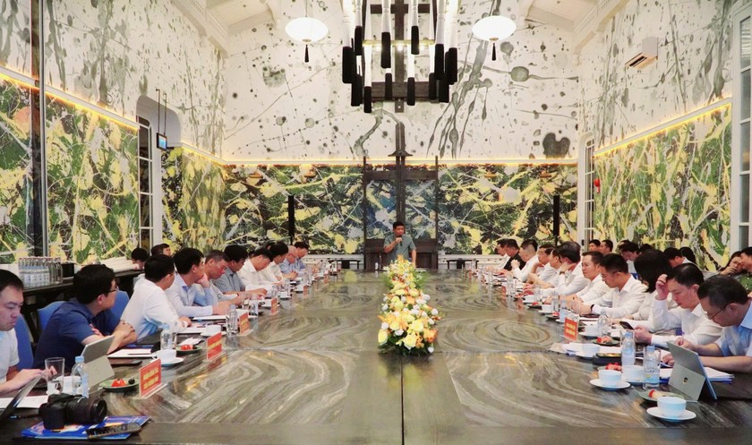 Quang cảnh buổi l&agrave;m việc