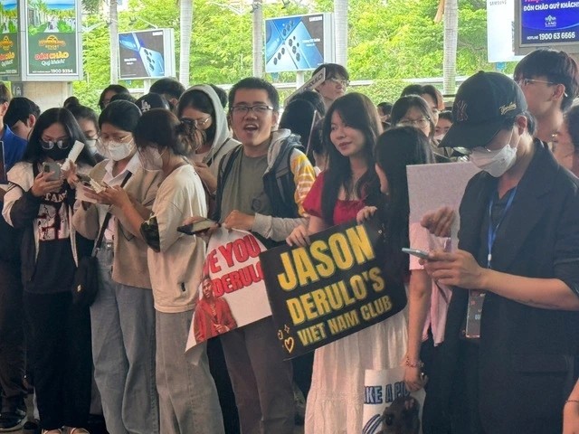 Người h&acirc;m mộ đợi h&agrave;ng giờ ở s&acirc;n bay để đ&oacute;n Jason Derulo nhưng kh&ocirc;ng gặp được. Ảnh: BTC