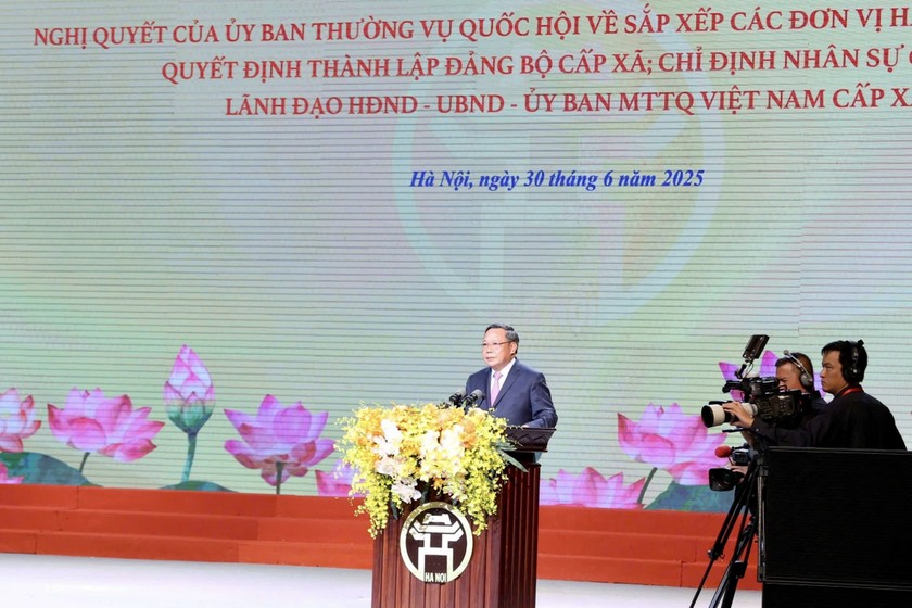 Ph&oacute; B&iacute; thư Thường trực Th&agrave;nh ủy H&agrave; Nội Nguyễn Văn Phong c&ocirc;ng bố c&aacute;c Nghị quyết, Quyết định tại buổi Lễ.
