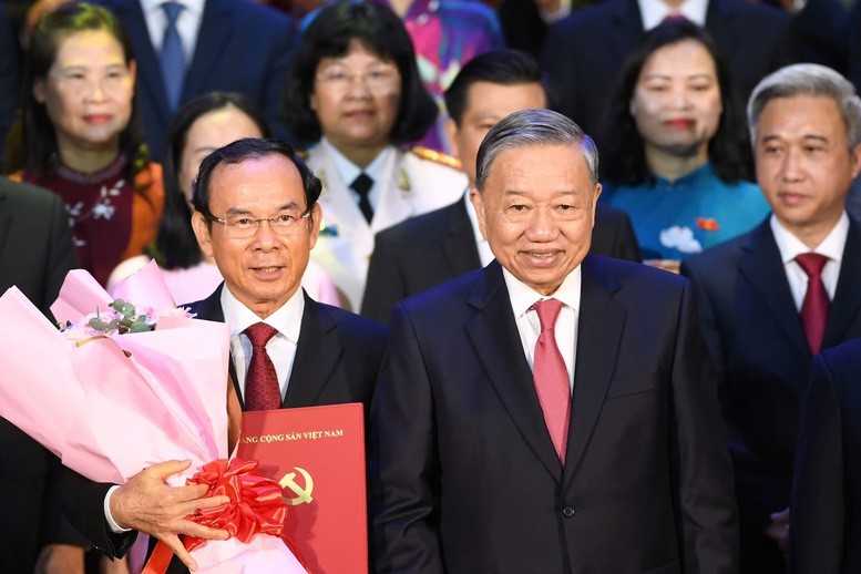 Tổng B&iacute; thư T&ocirc; L&acirc;m c&ugrave;ng đồng ch&iacute; Nguyễn Văn N&ecirc;n, Ủy vi&ecirc;n Bộ Ch&iacute;nh trị, B&iacute; thư Th&agrave;nh ủy TPHCM v&agrave; c&aacute;c đồng ch&iacute; trong ban l&atilde;nh đạo TP HCM - Ảnh: VGP