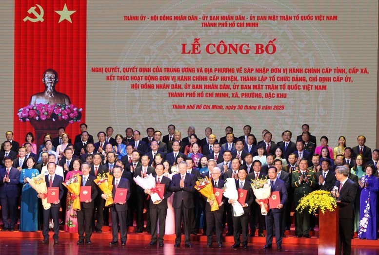 Tổng B&iacute; thư T&ocirc; L&acirc;m tặng hoa ch&uacute;c mừng c&aacute;c đồng ch&iacute; l&atilde;nh đạo TPHCM - Ảnh: VGP