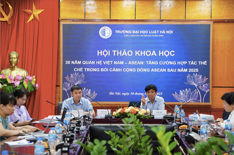 GS.TS. L&ecirc; Hồng Hạnh, Chủ tịch Hội đồng Trọng t&agrave;i Quốc tế Việt Nam (VIAC), Giảng vi&ecirc;n cao cấp Trường Đại học Luật v&agrave; TS. Trần Minh Ngọc, Trưởng Khoa Ph&aacute;p luật Quốc tế, Trường Đại học Luật H&agrave; Nội chủ tr&igrave; Hội thảo