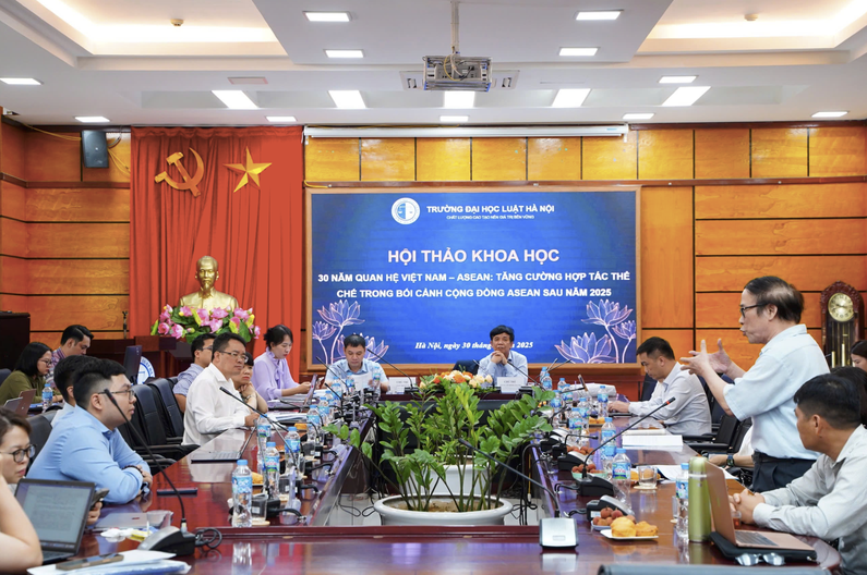 PGS.TS. Ho&agrave;ng Phước Hiệp, nguy&ecirc;n Vụ trưởng Vụ Ph&aacute;p luật quốc tế, Bộ Tư ph&aacute;p ph&aacute;t biểu tại Hội thảo