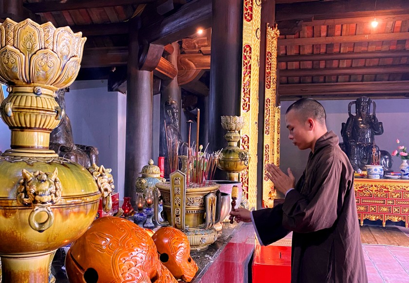 Đại đức Th&iacute;ch Ch&uacute;c Th&agrave;nh thực h&agrave;nh kinh kệ trong Đại h&ugrave;ng Bảo điện ch&ugrave;a Sinh Tồn Đ&ocirc;ng. Ảnh: Trần Nguy&ecirc;n Phong