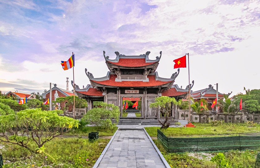 Hiện huyện đảo Trường Sa c&oacute; 9 ng&ocirc;i ch&ugrave;a với vẻ uy nghi, trầm mặc. Ảnh: Trần Nguy&ecirc;n Phong