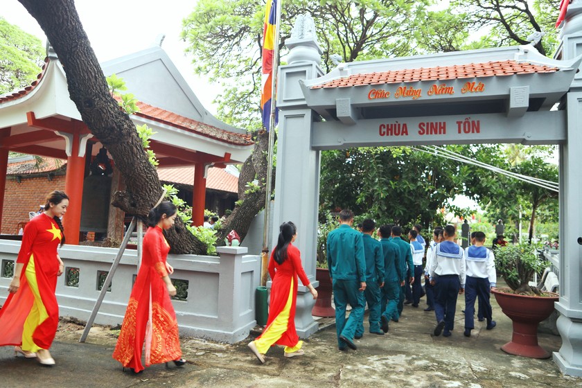 Qu&acirc;n v&agrave; d&acirc;n đảo Sinh Tồn đi lễ ch&ugrave;a. Ảnh: Trần Nguy&ecirc;n Phong