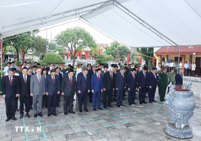 Tổng B&iacute; thư T&ocirc; L&acirc;m c&aacute;c đồng ch&iacute; l&atilde;nh đạo, nguy&ecirc;n l&atilde;nh đạo Đảng Nh&agrave; nước d&acirc;ng hương tại Nh&agrave; tưởng niệm Tổng B&iacute; thư Nguyễn Văn Linh tại x&atilde; Nguyễn Văn Linh, tỉnh Hưng Y&ecirc;n. (Ảnh: Thống Nhất/ TTXVN)
