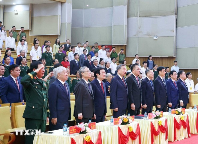 Tổng B&iacute; thư T&ocirc; L&acirc;m c&ugrave;ng c&aacute;c đồng ch&iacute; l&atilde;nh đạo, nguy&ecirc;n l&atilde;nh đạo Đảng Nh&agrave; nước thực hiện nghi lễ ch&agrave;o cờ. (Ảnh: Thống Nhất/TTXVN)