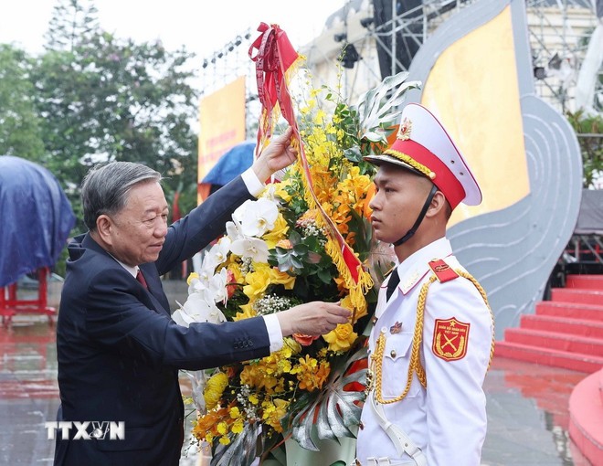 Tổng B&iacute; thư T&ocirc; L&acirc;m d&acirc;ng hoa tại tượng đ&agrave;i Tổng B&iacute; thư Nguyễn Văn Linh, tỉnh Hưng Y&ecirc;n. (Ảnh: Thống Nhất/TTXVN)