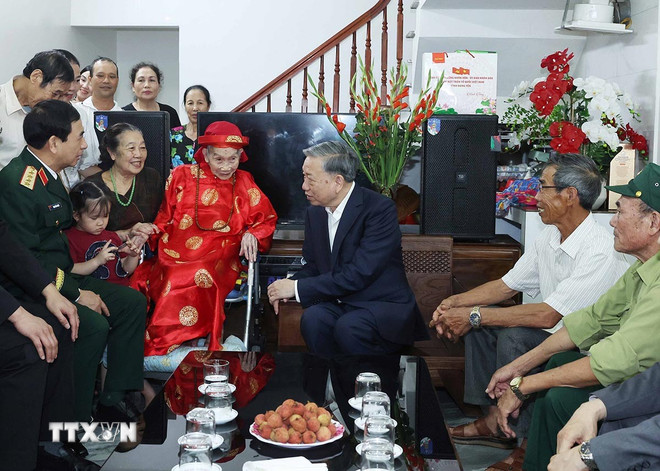 Tổng B&iacute; thư T&ocirc; L&acirc;m thăm hỏi mẹ liệt sỹ Phạm Thị Cu&ocirc;ng, x&atilde; Ho&agrave;ng Hoa Th&aacute;m, tỉnh Hưng Y&ecirc;n. (Ảnh: Thống Nhất/TTXVN)