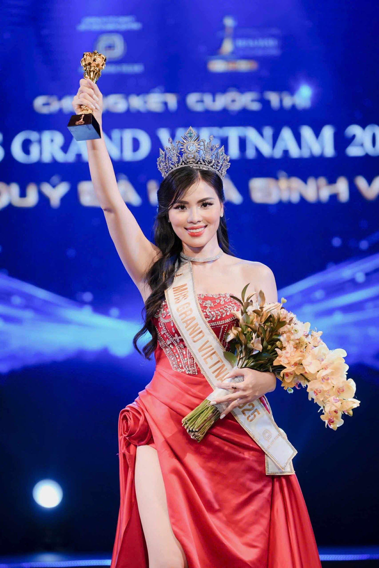Nguyễn Thị Thưa đăng quang Hoa hậu Quý bà Hòa bình Việt Nam 2025