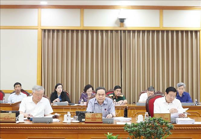 C&aacute;c tỉnh ủy, th&agrave;nh ủy tăng cường c&ocirc;ng t&aacute;c tuy&ecirc;n truyền, hướng dẫn để nh&acirc;n d&acirc;n nắm được những quy định mới v&agrave; địa điểm, c&aacute;ch thức l&agrave;m việc mới của c&aacute;c cơ quan nh&agrave; nước ở địa phương; củng cố v&agrave; duy tr&igrave; sự đồng thuận, ủng hộ của nh&acirc;n d&acirc;n đối với việc triển khai đơn vị h&agrave;nh ch&iacute;nh 2 cấp - Ảnh: TTXVN