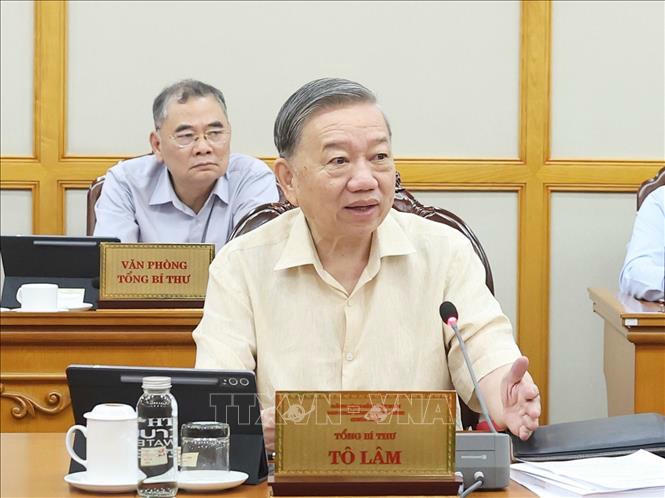 Tổng B&iacute; thư T&ocirc; L&acirc;m y&ecirc;u cầu tiếp tục tăng cường l&atilde;nh đạo, chỉ đạo to&agrave;n bộ c&aacute;c c&ocirc;ng việc theo thẩm quyền của 2 cấp phải được thực hiện th&ocirc;ng suốt, kh&ocirc;ng để chậm trễ, kh&ocirc;ng để s&oacute;t việc, mục ti&ecirc;u xuy&ecirc;n suốt l&agrave; phục vụ người d&acirc;n v&agrave; doanh nghiệp tốt hơn - Ảnh: TTXVN