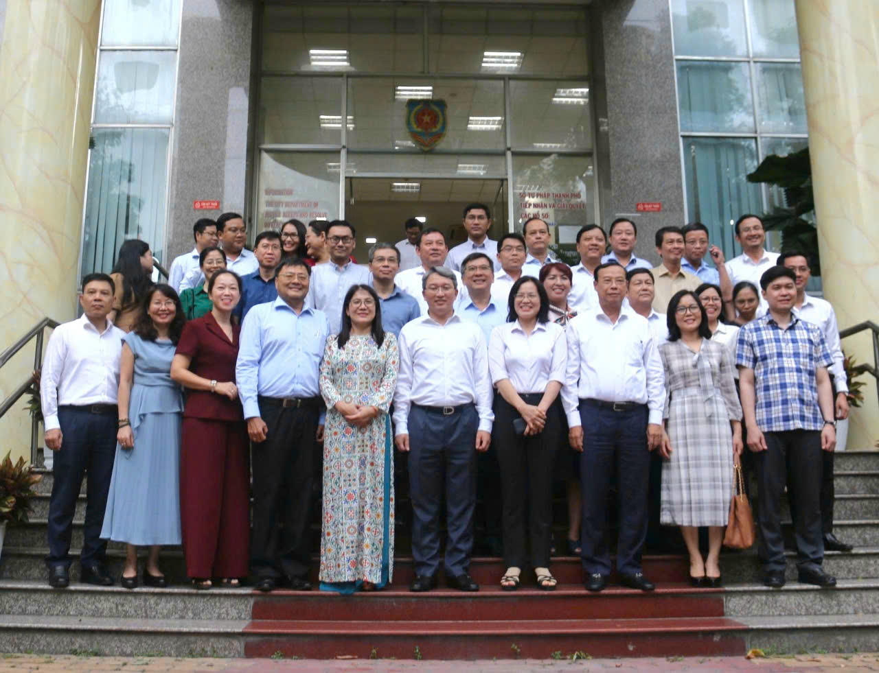 Đo&agrave;n c&ocirc;ng t&aacute;c của Bộ Tư ph&aacute;p chụp ảnh lưu niệm c&ugrave;ng c&aacute;c đại biểu tham gia cuộc họp