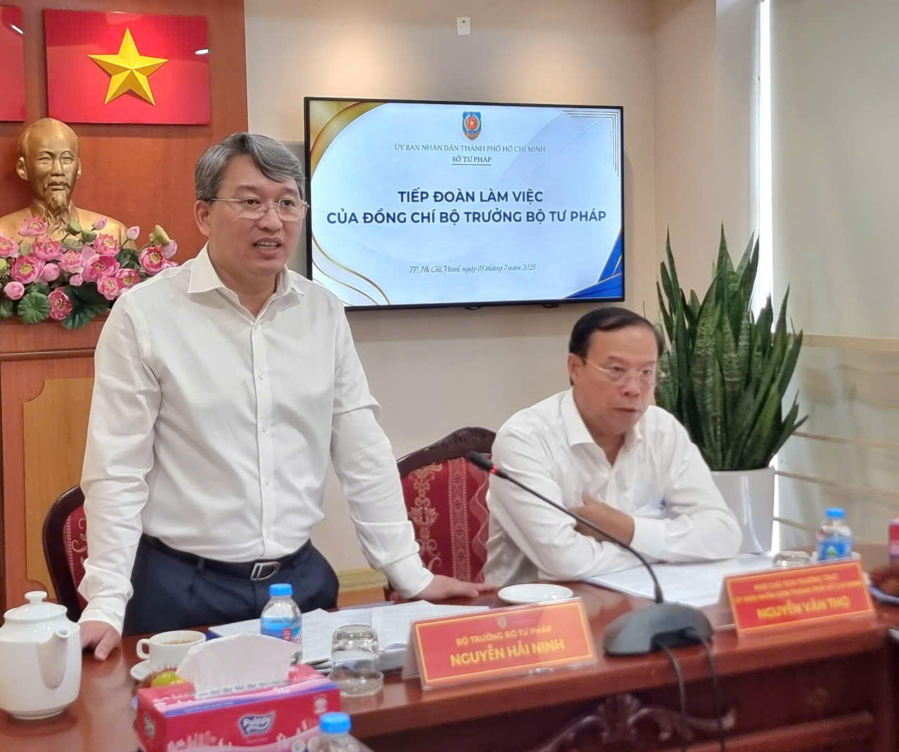 Bộ trưởng Nguyễn Hải Ninh v&agrave; Ph&oacute; chủ tịch thường trực UBND.TPHCM Nguyễn Văn Thọ l&agrave;m việc với Sở tư ph&aacute;p TPHCM