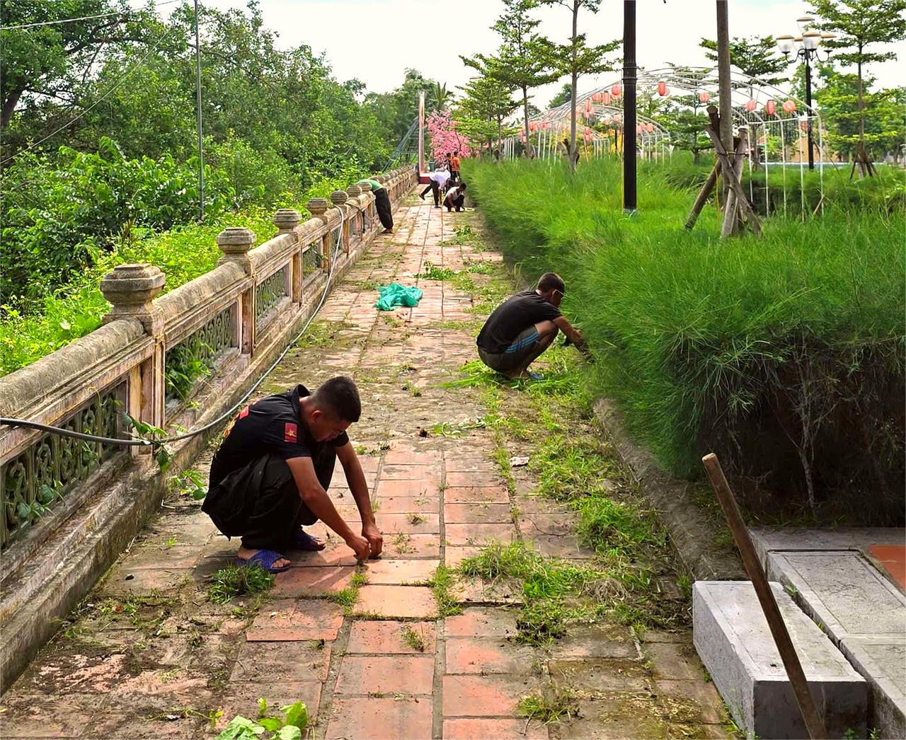 Cảnh sát chống khủng bố chung tay làm vệ sinh môi trường Bến Đò Cổ ở Quảng Ninh