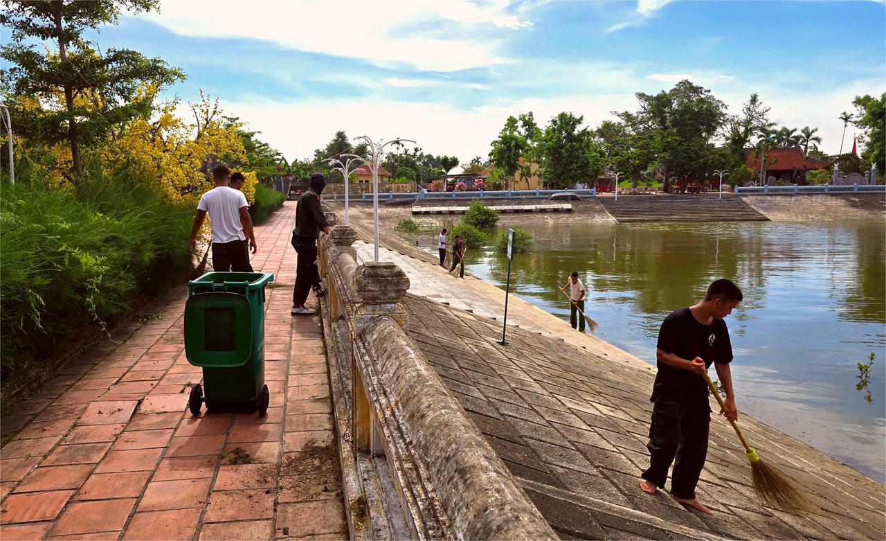 Cảnh sát chống khủng bố chung tay làm vệ sinh môi trường Bến Đò Cổ ở Quảng Ninh