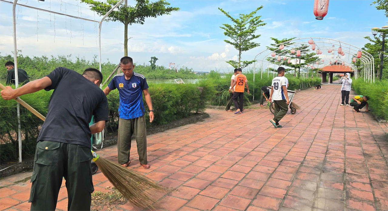 Cảnh sát chống khủng bố chung tay làm vệ sinh môi trường Bến Đò Cổ ở Quảng Ninh