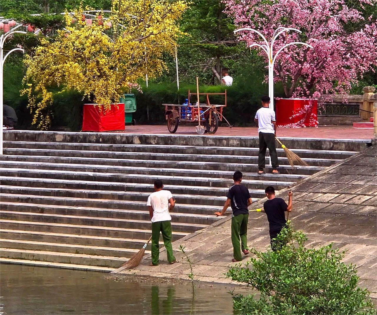 C&aacute;c đơn vị đ&atilde; l&agrave;m sạch hơn 0,5 km đường bao ven s&ocirc;ng, thu gom gần 500kg r&aacute;c.