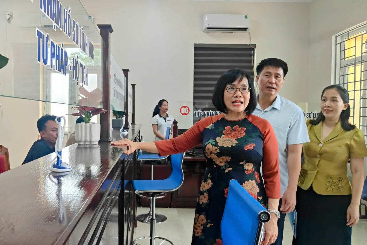 Thứ trưởng Bộ Tư ph&aacute;p Đặng Ho&agrave;ng Oanh thăm Trung t&acirc;m Phục vụ h&agrave;nh ch&iacute;nh c&ocirc;ng phường Quảng Ph&uacute;, Thanh H&oacute;a. (Ảnh: P. Dương)