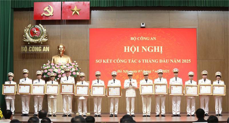 Thừa uỷ quyền của Chủ tịch nước, Bộ trưởng Lương Tam Quang trao Hu&acirc;n chương Chiến c&ocirc;ng hạng Ba cho Thượng t&aacute; C&ugrave; Quốc Thắng - Ph&oacute; Gi&aacute;m đốc C&ocirc;ng an tỉnh Quảng Ninh (thứ năm từ b&ecirc;n phải sang)
