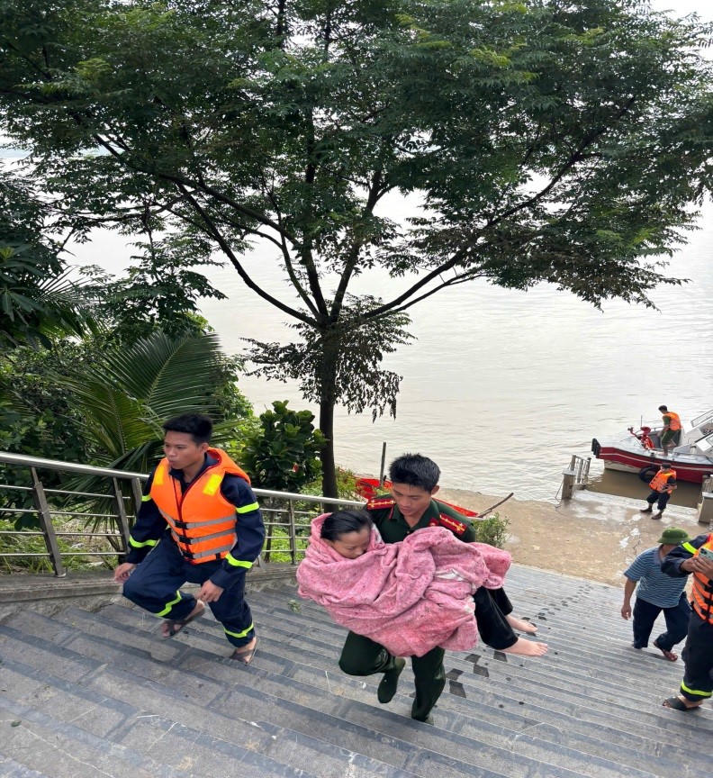 Lực lượng chức năng nhanh ch&oacute;ng đưa nạn nh&acirc;n l&ecirc;n bờ đưa nạn nh&acirc;n đi cấp cứu. (Ảnh: CACC).