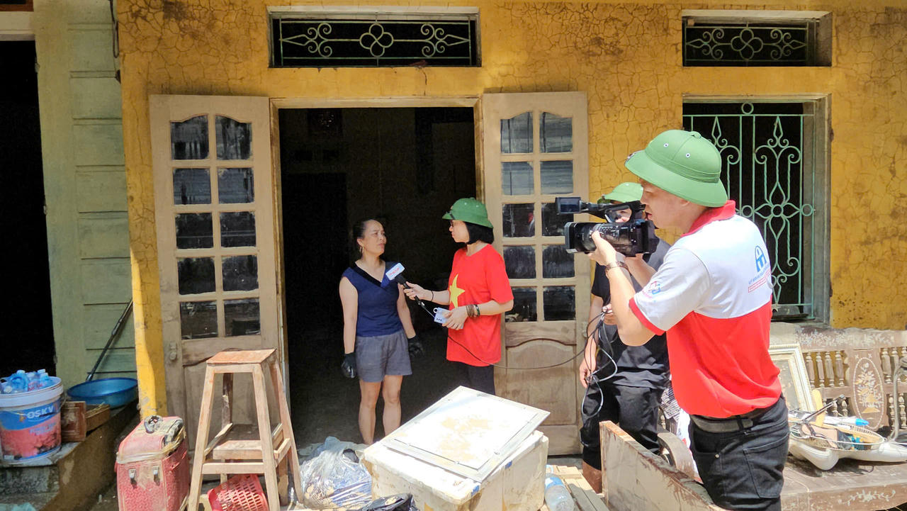 Ph&oacute;ng vi&ecirc;n B&aacute;o Ph&aacute;p luật Việt Nam t&aacute;c nghiệp tại c&aacute;c địa phương xảy ra thi&ecirc;n tai b&atilde;o lũ.