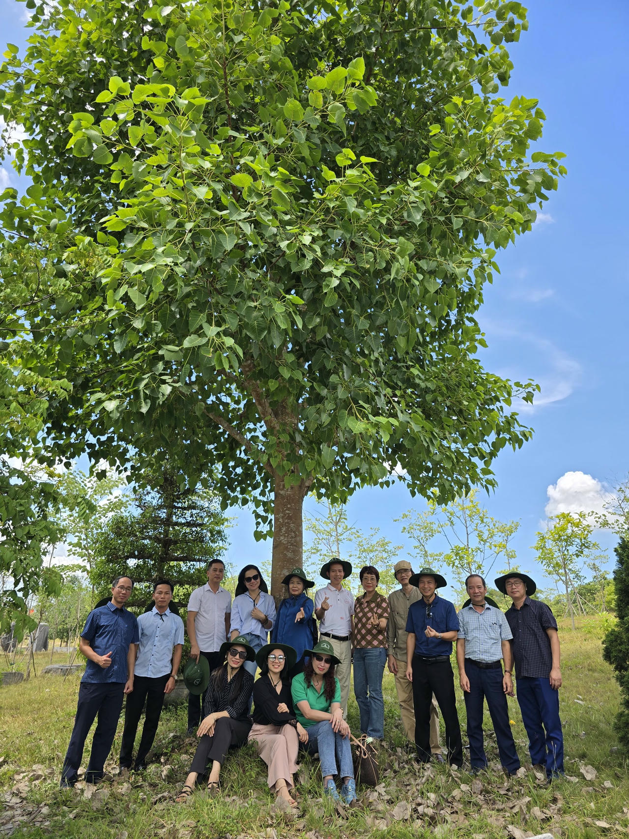 Tập thể c&aacute;n bộ, ph&oacute;ng vi&ecirc;n chụp ảnh lưu niệm b&ecirc;n c&acirc;y bồ đề B&aacute;o Ph&aacute;p luật Việt Nam trồng tại Khu di t&iacute;ch quốc gia đặc biệt Ng&atilde; ba Đồng Lộc.