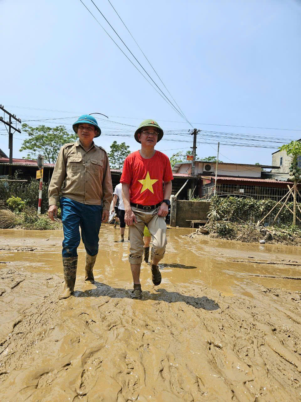TS. Vũ Ho&agrave;i Nam, Tổng Bi&ecirc;n tập B&aacute;o Ph&aacute;p luật Việt Nam đến L&agrave;ng Nủ sau trận lũ th&aacute;ng 9/2024.