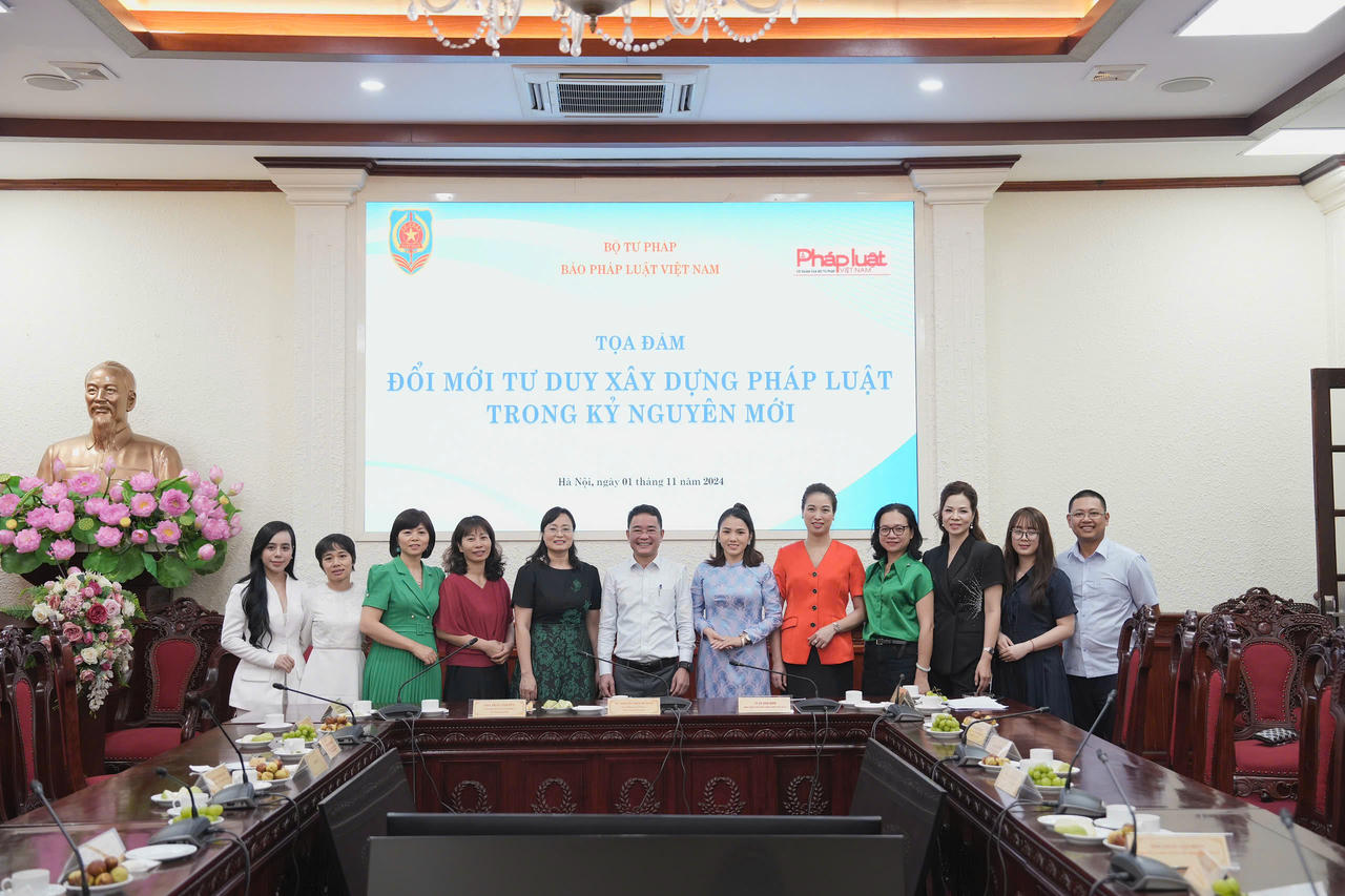 L&atilde;nh đạo B&aacute;o Ph&aacute;p luật Việt Nam v&agrave; c&aacute;c Ph&oacute;ng vi&ecirc;n, Bi&ecirc;n tập vi&ecirc;n tại Tọa đ&agrave;m Đổi mới tư duy x&acirc;y dựng ph&aacute;p luật trong kỷ nguy&ecirc;n mới. Ảnh P.Mai