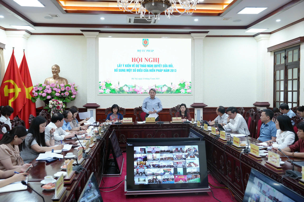 Bộ trưởng Nguyễn Hải Ninh chủ tr&igrave; Hội nghị l&acirc;́y ý ki&ecirc;́n v&ecirc;̀ dự thảo Nghị quy&ecirc;́t sửa đ&ocirc;̉i, b&ocirc;̉ sung một s&ocirc;́ đi&ecirc;̀u của Hi&ecirc;́n pháp năm 2013 của Bộ Tư ph&aacute;p. Ảnh: Phương Mai