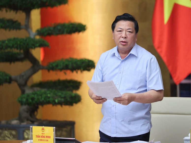 Bộ trưởng Bộ X&acirc;y dựng Trần Hồng Minh b&aacute;o c&aacute;o tổng hợp về t&igrave;nh h&igrave;nh triển khai c&aacute;c c&ocirc;ng tr&igrave;nh, dự &aacute;n - Ảnh: VGP/Nhật Bắc