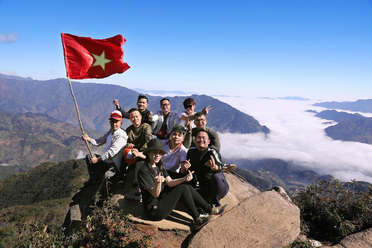 Cố nh&agrave; b&aacute;o H&agrave; Sơn B&igrave;nh (ngo&agrave;i c&ugrave;ng h&agrave;ng hai b&ecirc;n phải) c&ugrave;ng c&aacute;c đồng nghiệp trong chuyến đi khảo s&aacute;t cho sự kiện &ldquo;Bước ch&acirc;n tr&ecirc;n m&acirc;y&rdquo; m&ugrave;a thứ nhất.