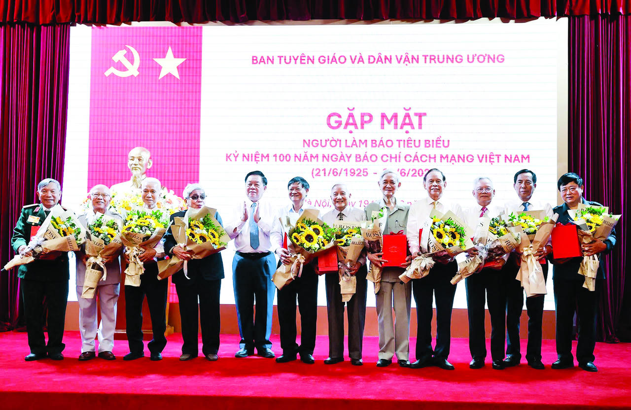Ủy vi&ecirc;n Bộ Ch&iacute;nh trị, B&iacute; thư Trung ương Đảng, Trưởng Ban Tuy&ecirc;n gi&aacute;o v&agrave; D&acirc;n vận Trung ương Nguyễn Trọng Nghĩa tặng hoa tri &acirc;n c&aacute;c nh&agrave; b&aacute;o l&atilde;o th&agrave;nh tại Lễ gặp mặt người l&agrave;m b&aacute;o ti&ecirc;u biểu nh&acirc;n dịp Kỷ niệm 100 năm Ng&agrave;y b&aacute;o ch&iacute; c&aacute;ch mạng Việt Nam. Ảnh: VGP