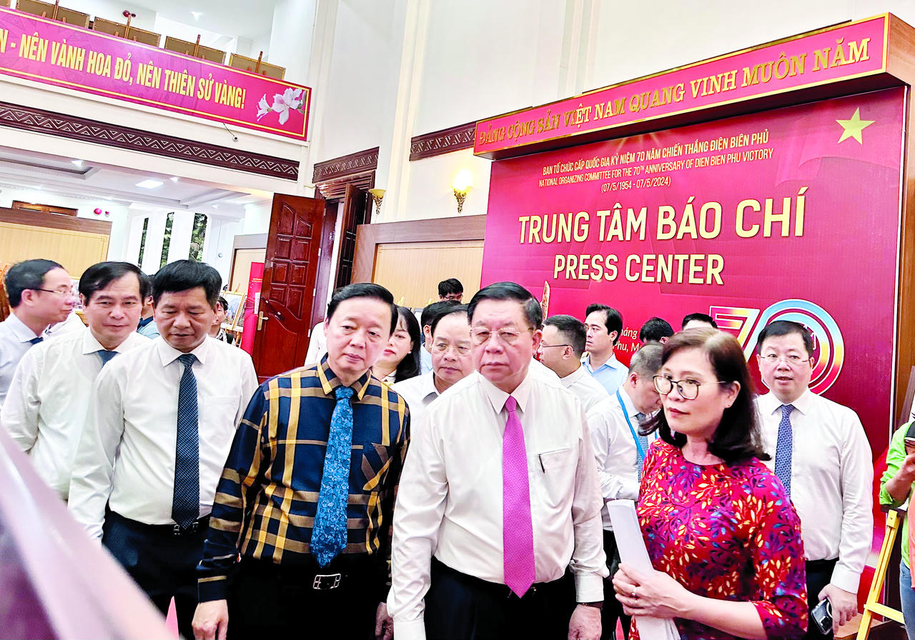 Trưởng Ban Tuy&ecirc;n gi&aacute;o v&agrave; D&acirc;n vận Trung ương Nguyễn Trọng Nghĩa c&ugrave;ng c&aacute;c đại biểu tham quan Trung t&acirc;m B&aacute;o ch&iacute; phục vụ ph&oacute;ng vi&ecirc;n t&aacute;c nghiệp tại Lễ kỷ niệm 70 năm Chiến thắng Điện Bi&ecirc;n Phủ. Ảnh: V&acirc;n Anh