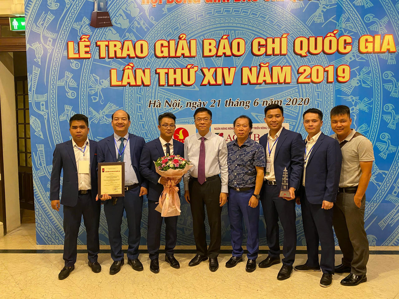 Nh&agrave; b&aacute;o Nguyễn Huy Thiện v&agrave; nh&oacute;m t&aacute;c giả nhận hoa ch&uacute;c mừng của Bộ trưởng Bộ Tư ph&aacute;p (nay l&agrave; Ph&oacute; Thủ tướng)  L&ecirc; Th&agrave;nh Long v&agrave; nguy&ecirc;n Tổng Bi&ecirc;n tập B&aacute;o Ph&aacute;p luật Việt Nam sau lễ trao Giải b&aacute;o ch&iacute; Quốc gia 2019.