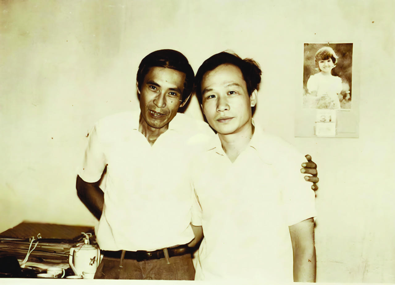 &Ocirc;ng L&ecirc; Cảnh Thuận, nguy&ecirc;n Tổng Bi&ecirc;n tập (b&ecirc;n phải) v&agrave; &ocirc;ng Vũ Duy Thiệu, nguy&ecirc;n Trưởng ban Thư k&yacute; To&agrave; soạn B&aacute;o Ph&aacute;p luật Thường Thức nay l&agrave; B&aacute;o Ph&aacute;p luật Việt Nam.
