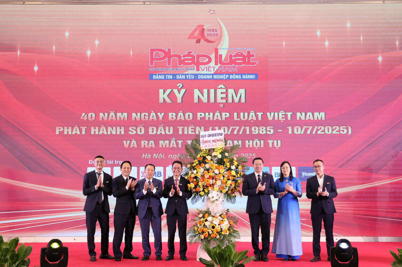 Thứ trưởng Nguyễn Thanh Ngọc (thứ 3 từ phải qua) thay mặt L&atilde;nh đạo Bộ Tư ph&aacute;p tặng hoa B&aacute;o Ph&aacute;p luật Việt Nam
